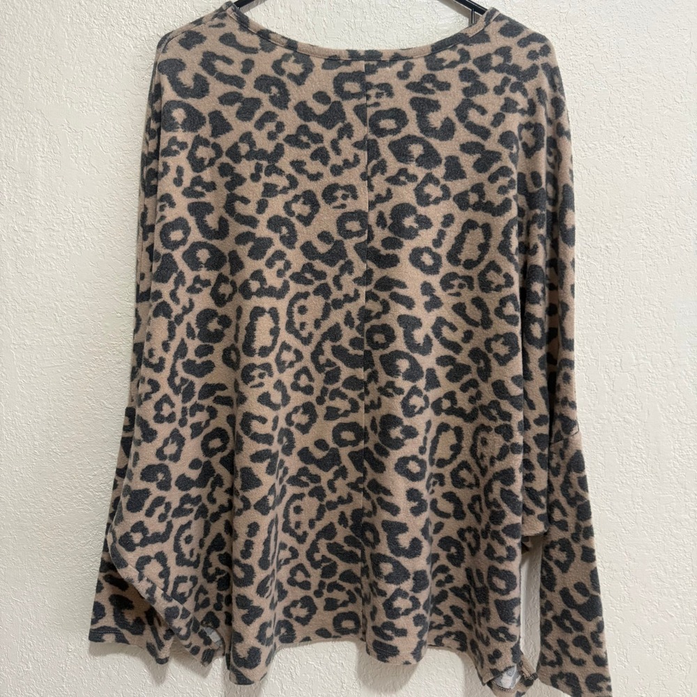 Indigo Soul Leopard Print Dolman Sleeve Knit Top Tan Gray Size Large RN 109224 - Picture 5 of 8